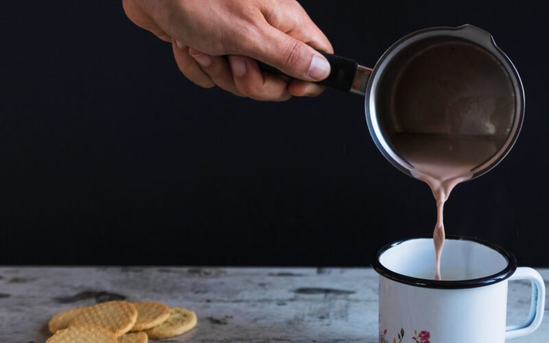 طريقة عمل مشروب الشوكولاتة الساخنة بخطوات سهلة ونكهة لذيذة